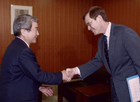 Hubbard meets with Yanagisawa